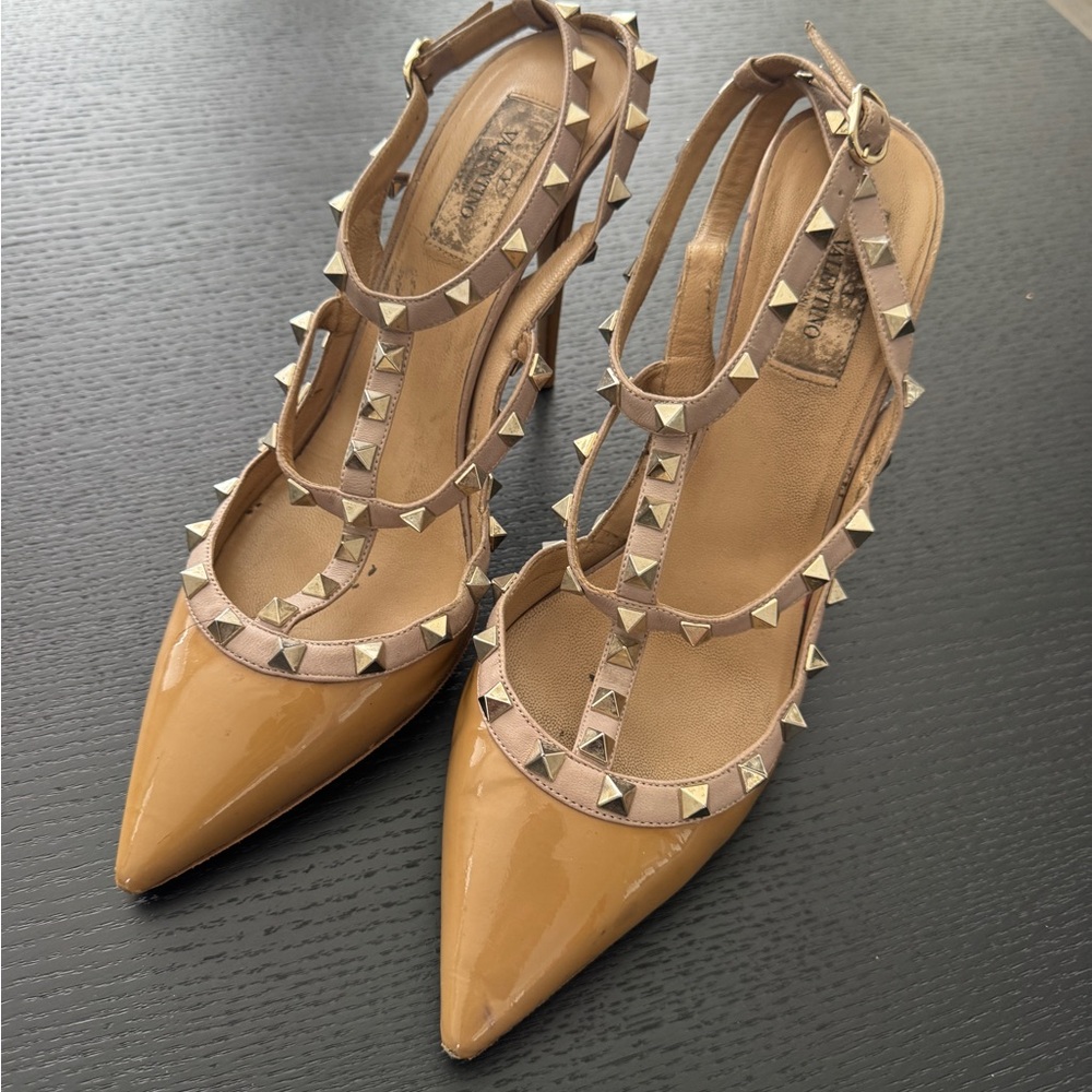 Valentino Rockstud Patent Leather Pointed-Toe T-Strap Pump - Tan/Beige